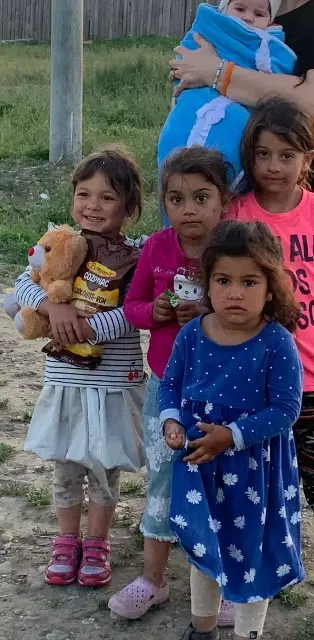 Asociația Fecioara Maria, Regina Săracilor — Daruri și speranță pentru copiii din satele Vasluiului — poza 4