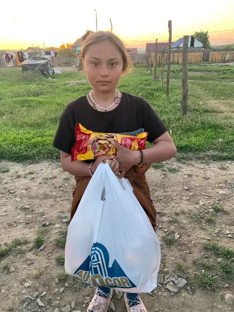 Asociația Fecioara Maria, Regina Săracilor — Daruri și speranță pentru copiii din satele Vasluiului — poza 1